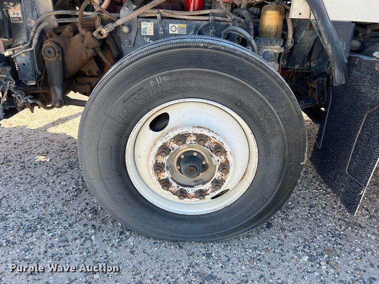 image for item DS8310 2012 Kenworth T800  semi truck