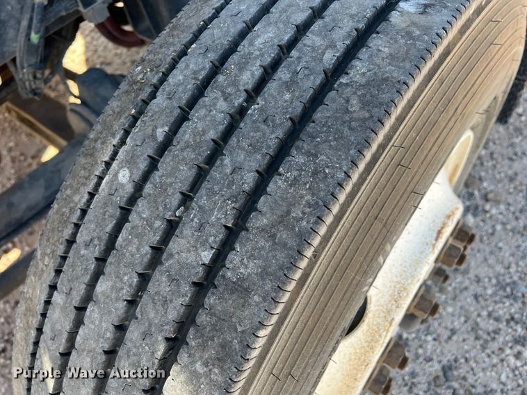 image for item DS8310 2012 Kenworth T800  semi truck