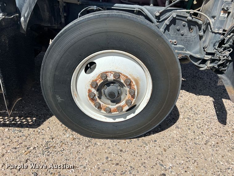 image for item DS8310 2012 Kenworth T800  semi truck