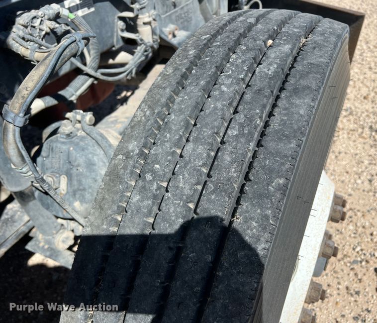 image for item DS8310 2012 Kenworth T800  semi truck