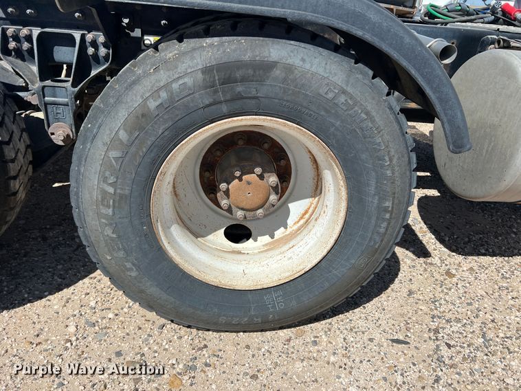 image for item DS8310 2012 Kenworth T800  semi truck