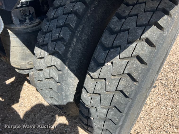 image for item DS8310 2012 Kenworth T800  semi truck