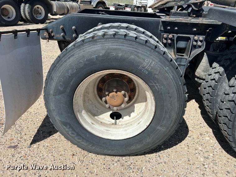 image for item DS8310 2012 Kenworth T800  semi truck