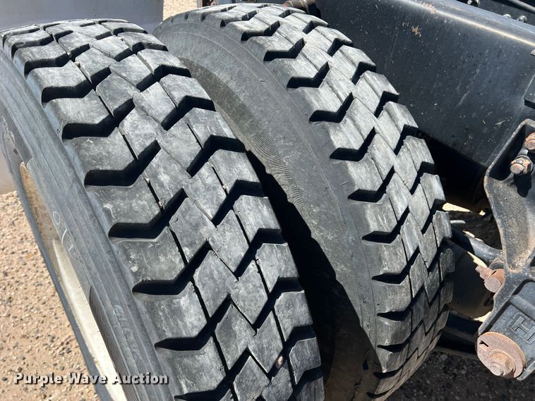 image for item DS8310 2012 Kenworth T800  semi truck