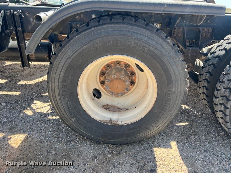 image for item DS8310 2012 Kenworth T800  semi truck