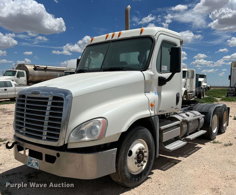 image for item DS8314 2010 Freightliner Cascadia  semi truck