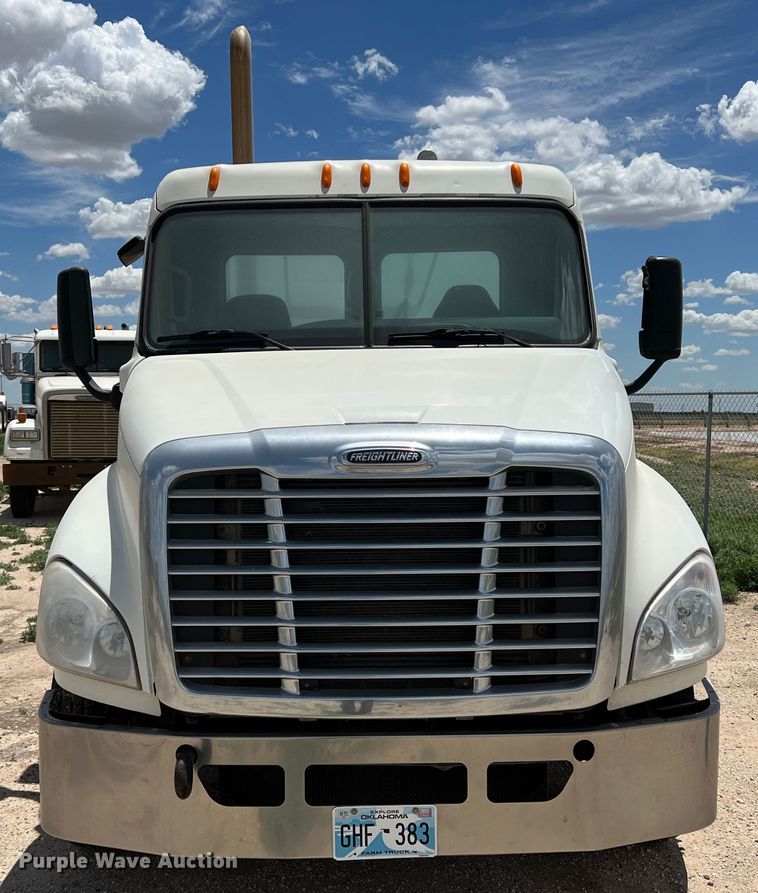 image for item DS8314 2010 Freightliner Cascadia  semi truck