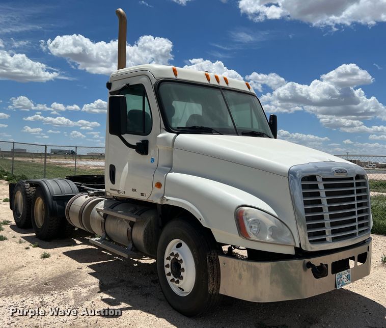 image for item DS8314 2010 Freightliner Cascadia  semi truck