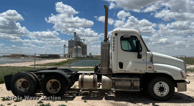 image for item DS8314 2010 Freightliner Cascadia  semi truck