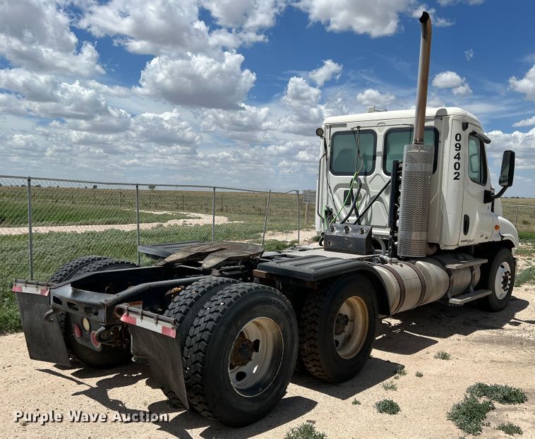 image for item DS8314 2010 Freightliner Cascadia  semi truck