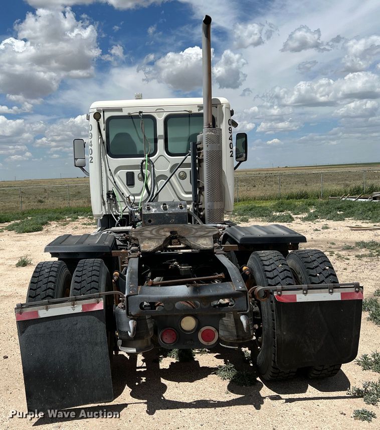 image for item DS8314 2010 Freightliner Cascadia  semi truck