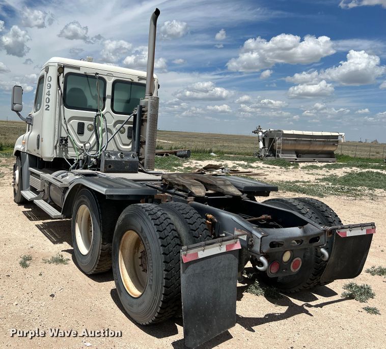 image for item DS8314 2010 Freightliner Cascadia  semi truck