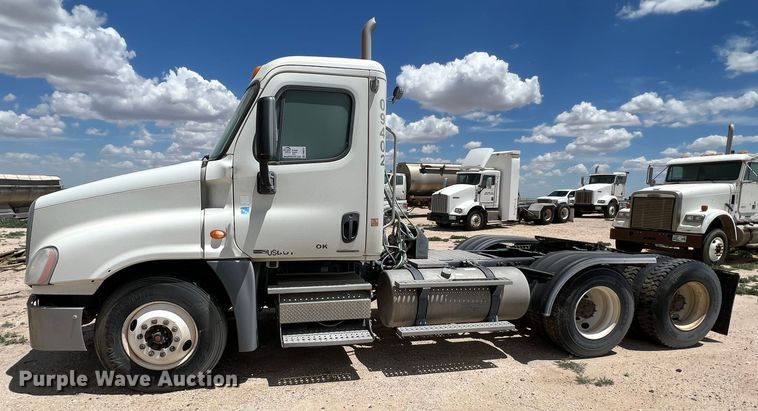 image for item DS8314 2010 Freightliner Cascadia  semi truck