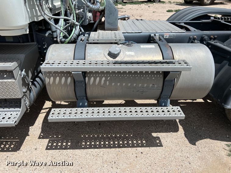 image for item DS8314 2010 Freightliner Cascadia  semi truck