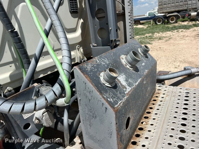 image for item DS8314 2010 Freightliner Cascadia  semi truck