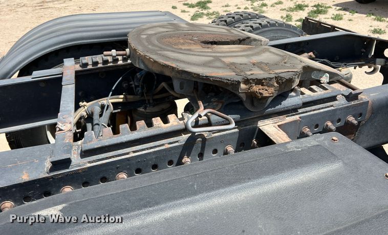 image for item DS8314 2010 Freightliner Cascadia  semi truck