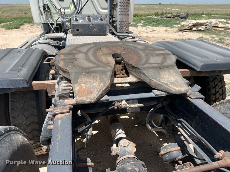 image for item DS8314 2010 Freightliner Cascadia  semi truck