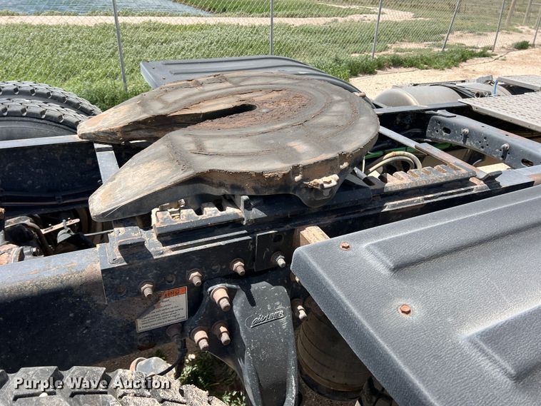 image for item DS8314 2010 Freightliner Cascadia  semi truck