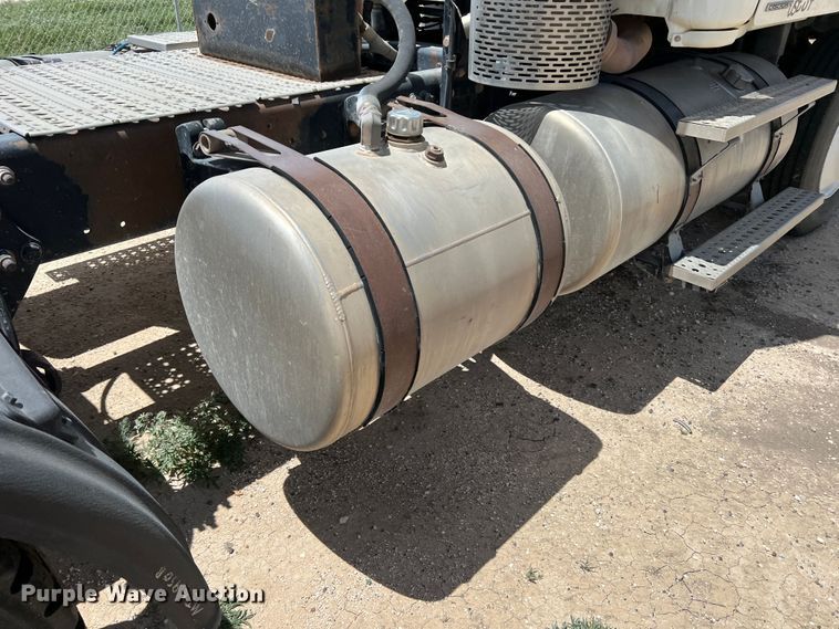 image for item DS8314 2010 Freightliner Cascadia  semi truck