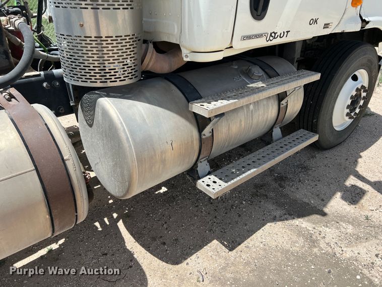 image for item DS8314 2010 Freightliner Cascadia  semi truck