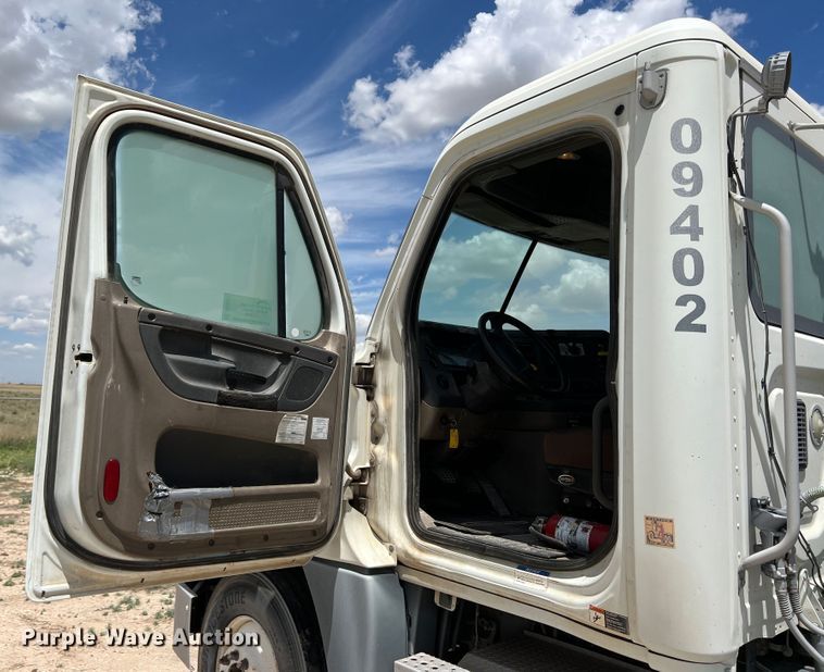 image for item DS8314 2010 Freightliner Cascadia  semi truck