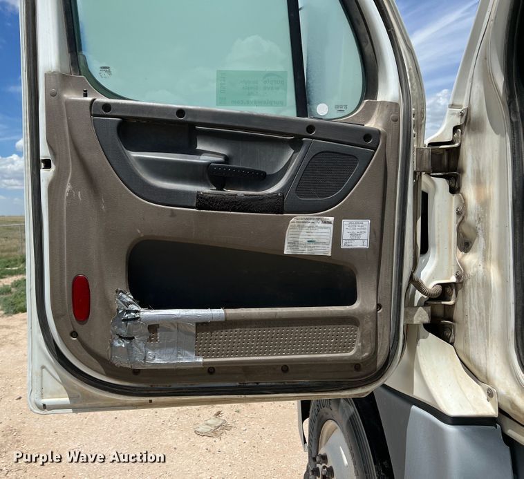 image for item DS8314 2010 Freightliner Cascadia  semi truck