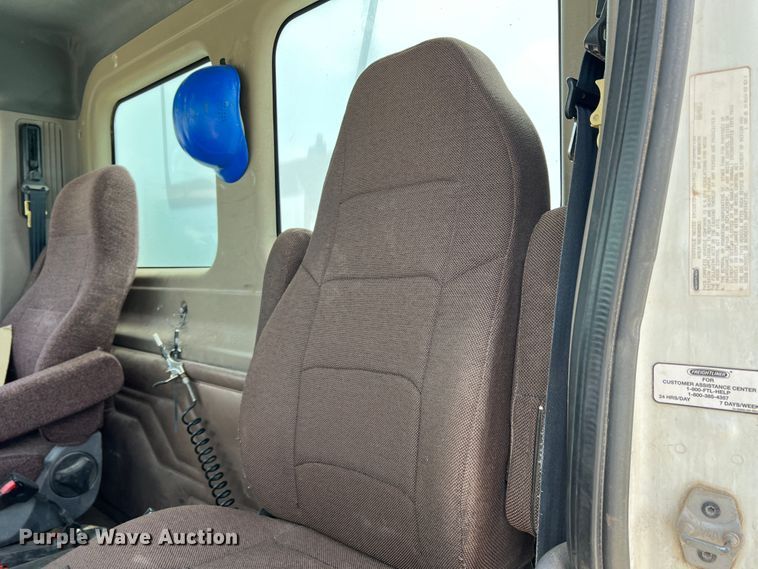 image for item DS8314 2010 Freightliner Cascadia  semi truck