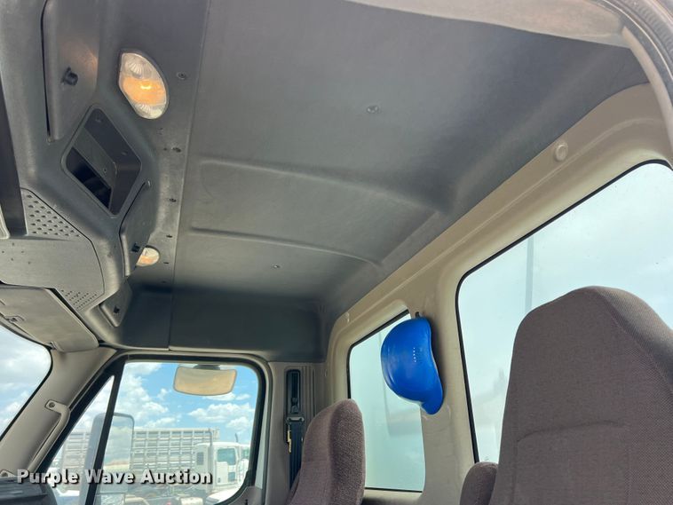 image for item DS8314 2010 Freightliner Cascadia  semi truck