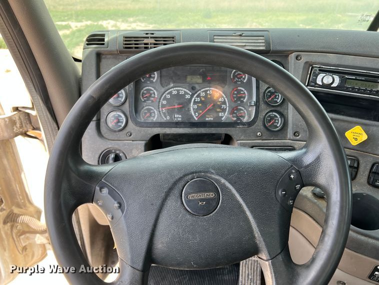 image for item DS8314 2010 Freightliner Cascadia  semi truck