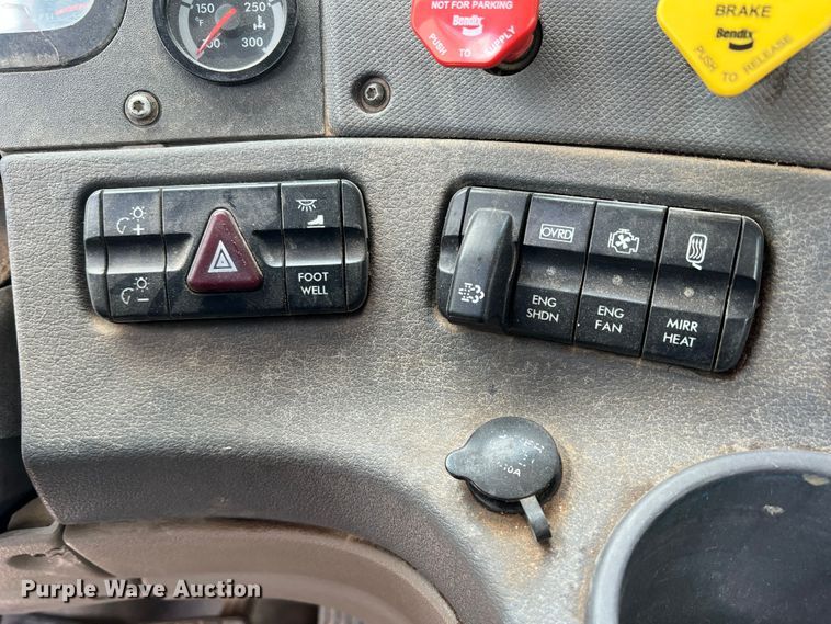 image for item DS8314 2010 Freightliner Cascadia  semi truck