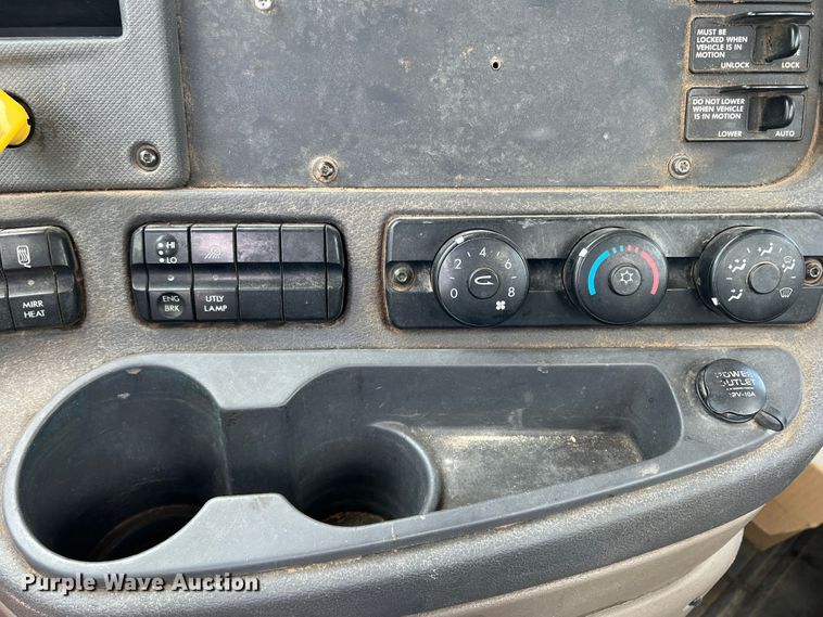 image for item DS8314 2010 Freightliner Cascadia  semi truck