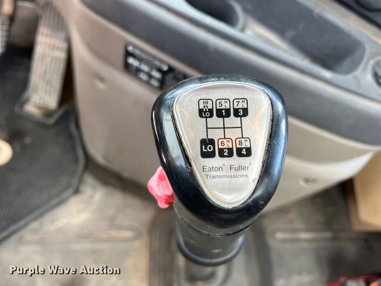 image for item DS8314 2010 Freightliner Cascadia  semi truck