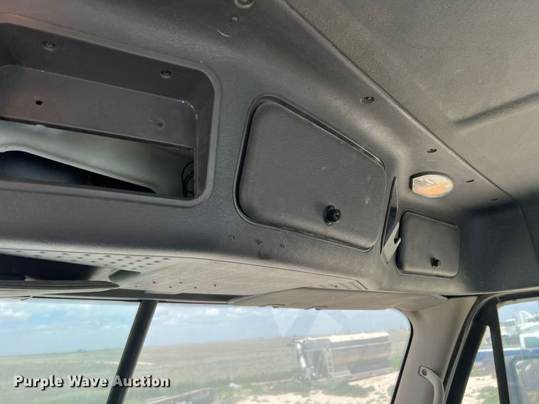 image for item DS8314 2010 Freightliner Cascadia  semi truck