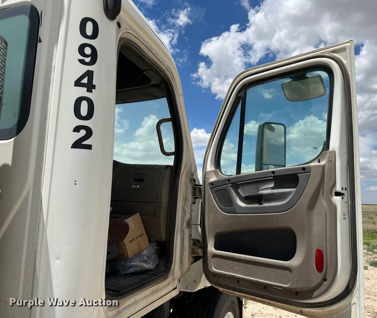 image for item DS8314 2010 Freightliner Cascadia  semi truck