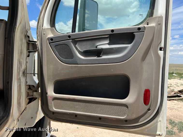 image for item DS8314 2010 Freightliner Cascadia  semi truck