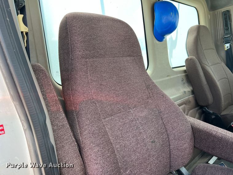 image for item DS8314 2010 Freightliner Cascadia  semi truck