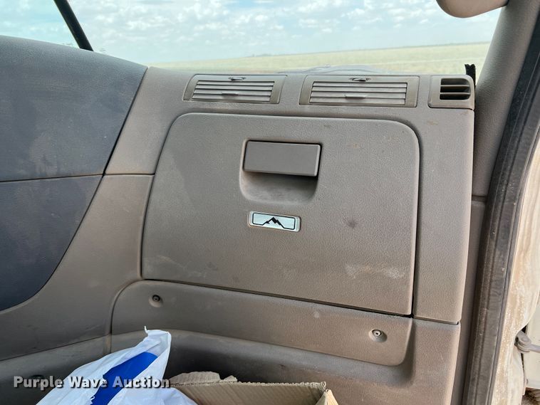 image for item DS8314 2010 Freightliner Cascadia  semi truck