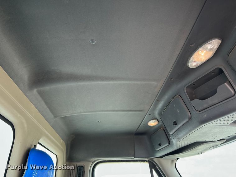 image for item DS8314 2010 Freightliner Cascadia  semi truck