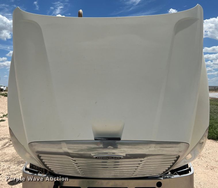 image for item DS8314 2010 Freightliner Cascadia  semi truck