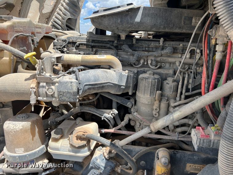 image for item DS8314 2010 Freightliner Cascadia  semi truck