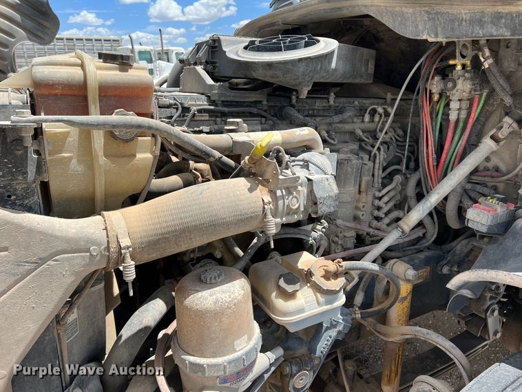 image for item DS8314 2010 Freightliner Cascadia  semi truck