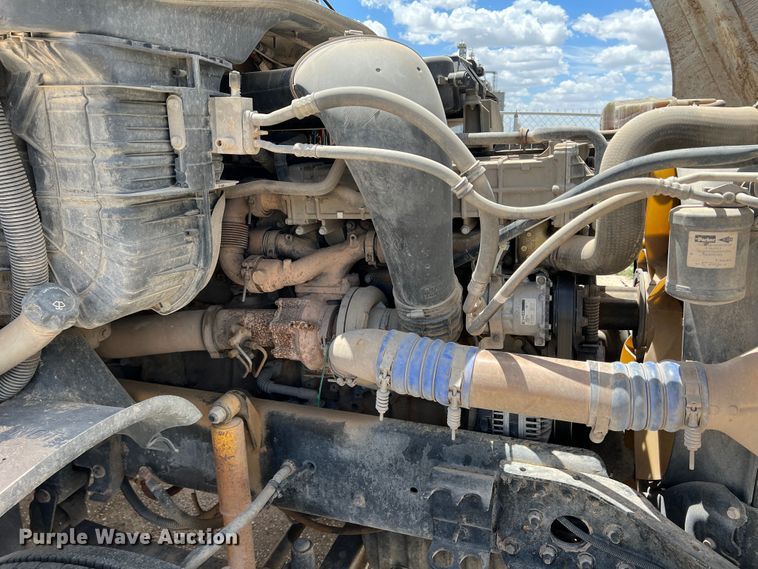 image for item DS8314 2010 Freightliner Cascadia  semi truck