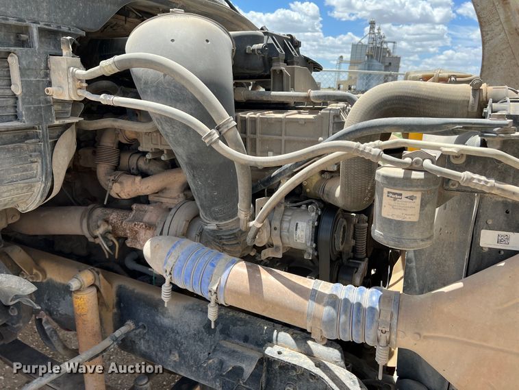 image for item DS8314 2010 Freightliner Cascadia  semi truck