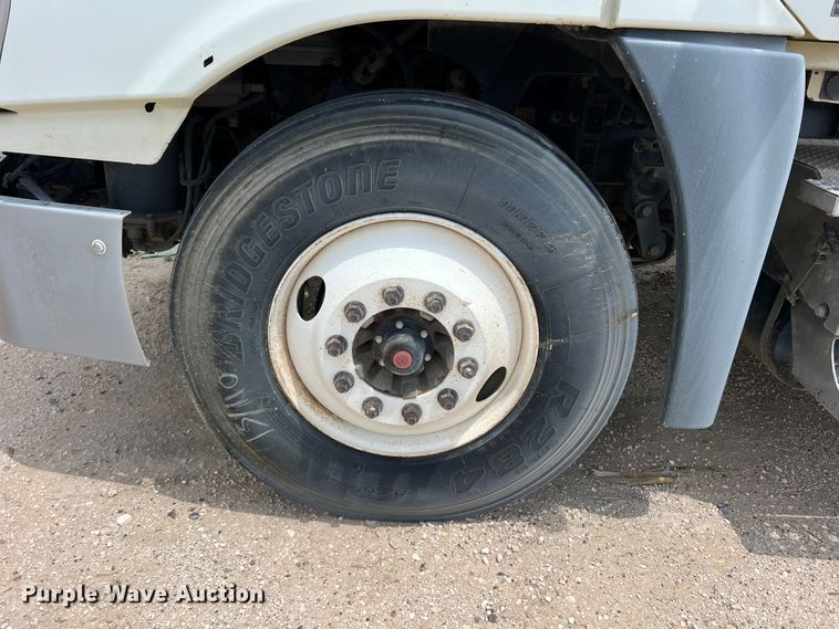 image for item DS8314 2010 Freightliner Cascadia  semi truck