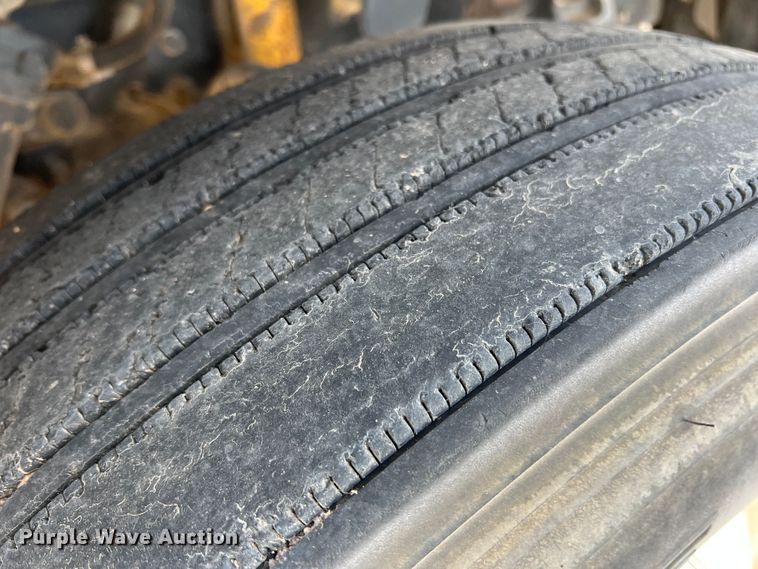 image for item DS8314 2010 Freightliner Cascadia  semi truck