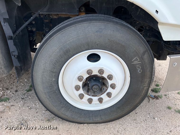 image for item DS8314 2010 Freightliner Cascadia  semi truck