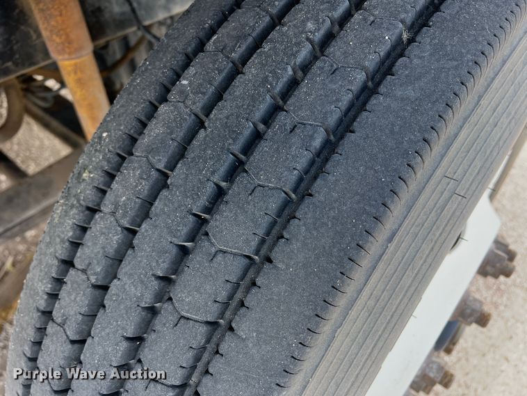 image for item DS8314 2010 Freightliner Cascadia  semi truck