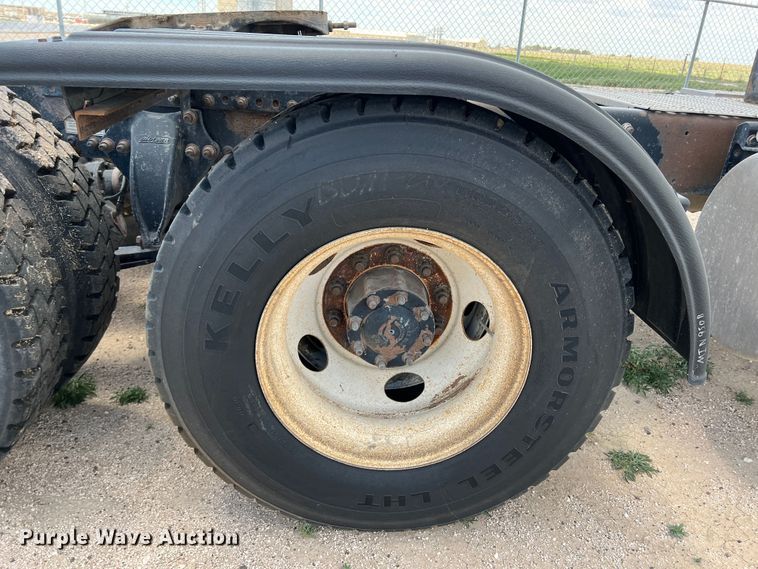 image for item DS8314 2010 Freightliner Cascadia  semi truck