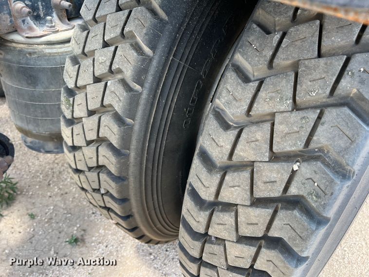 image for item DS8314 2010 Freightliner Cascadia  semi truck