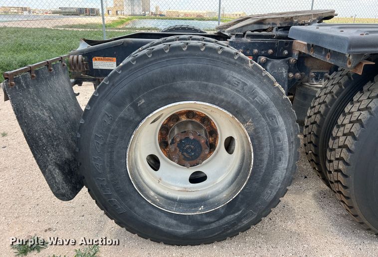 image for item DS8314 2010 Freightliner Cascadia  semi truck